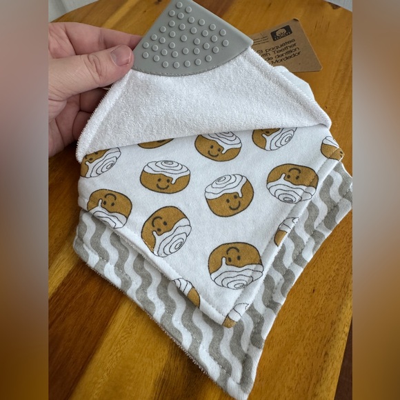 Jesse + Lulu 3 pack Cinnamon roll bandana bibs with teether - Picture 4 of 8